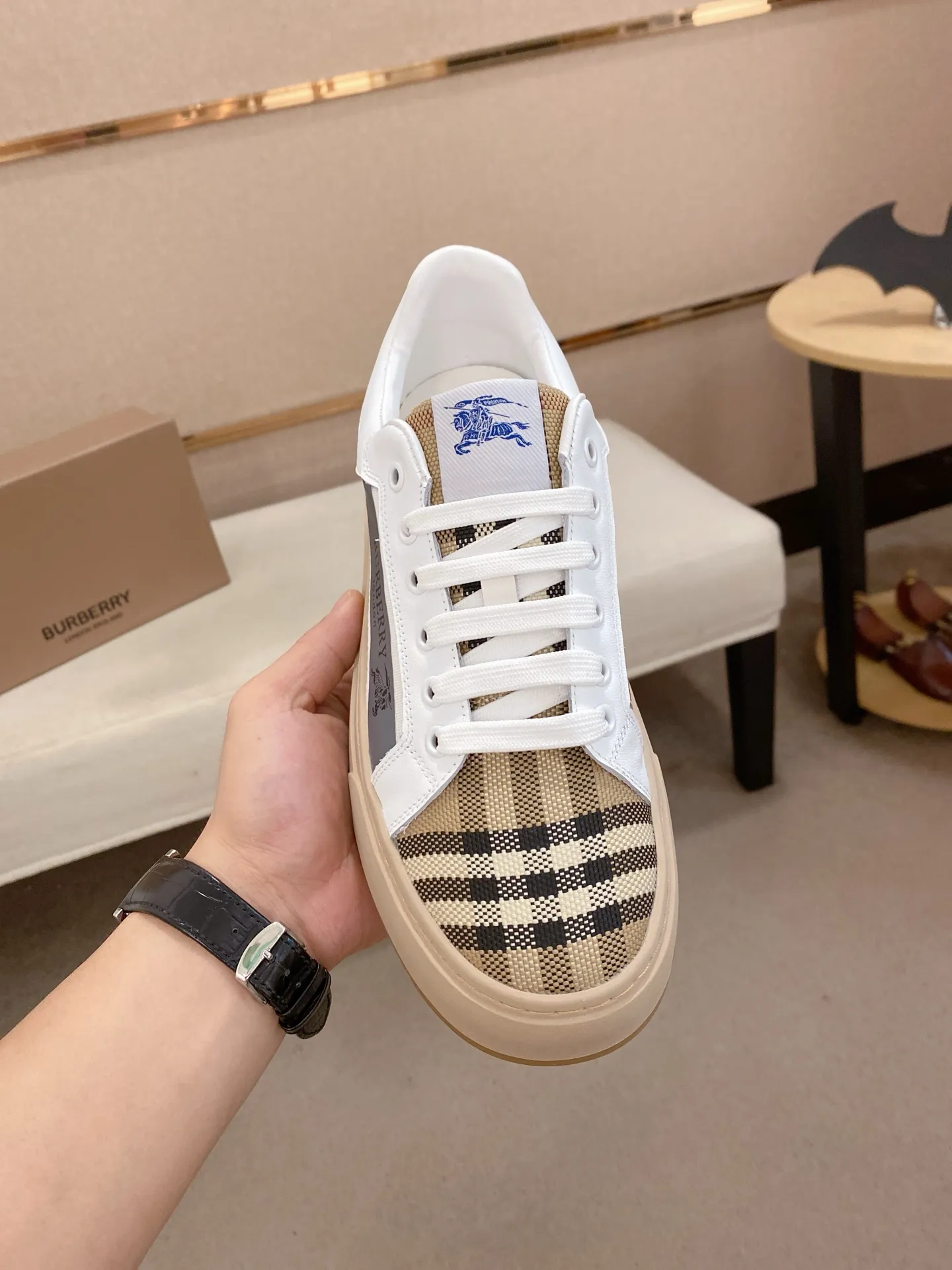 Men's shoes💰: 400💰🇮🇹🇮🇹The counters are synchronized with BURBERRY's top purchasing agents🔍🔍Synchronized sales. Positive code number: 38-44. Italian imported cowhide with official website fabric. Fully imported sheepskin lining, sole: original sole provided by the original factory, exclusive movable molded sole, super comfortable, original factory follow-up goods, 🔍🔍high quality, you can enter and leave the counter at will, welcome to compare (can be customized 45)